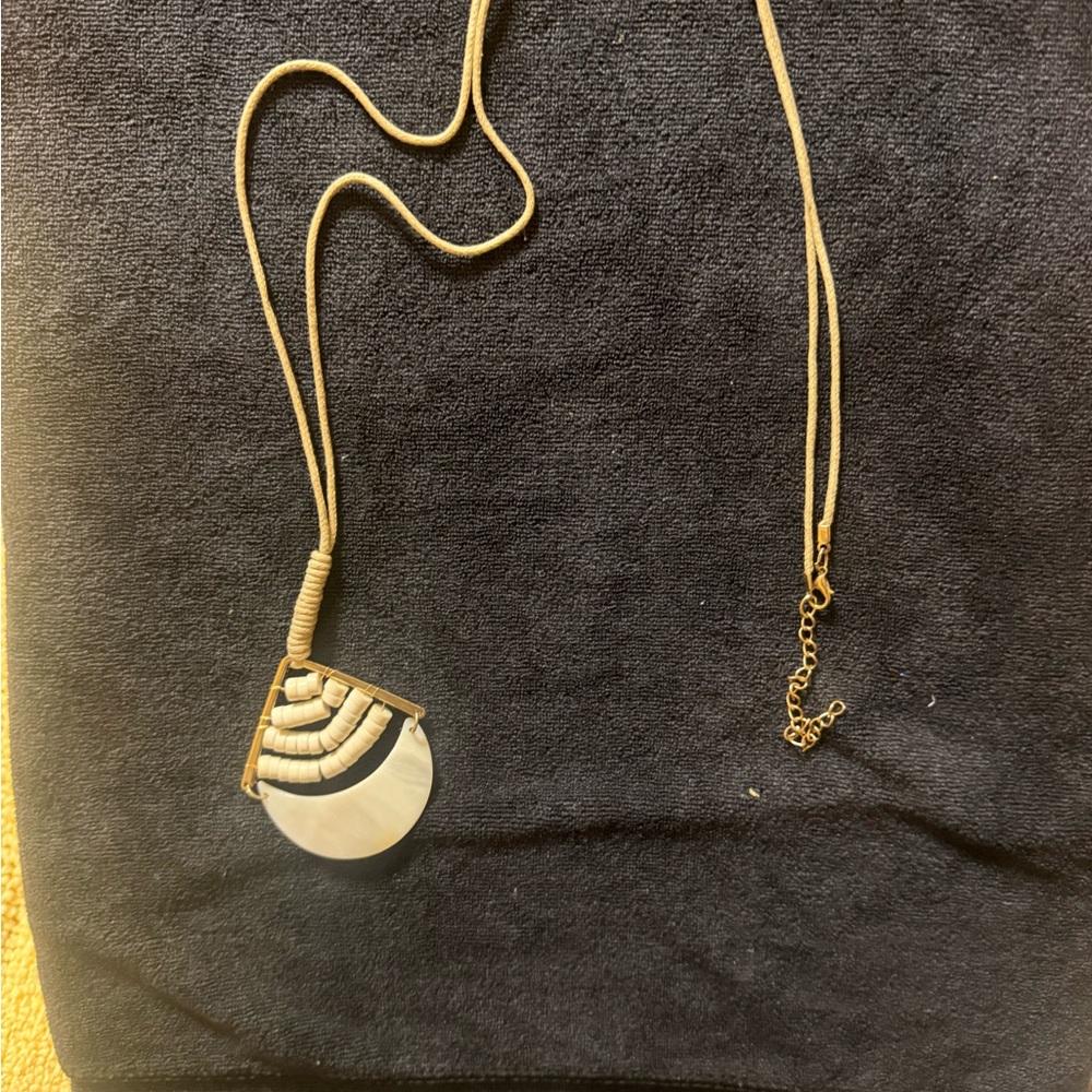 Elegant Tan and Cream Shell Pendant Necklace